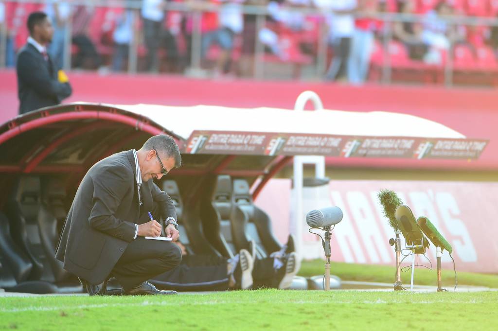 "Conselheiro" de Bauza, Osorio tem um estilo bastante peculiar com suas anotações (foto: Sergio Barzaghi/Gazeta Press)