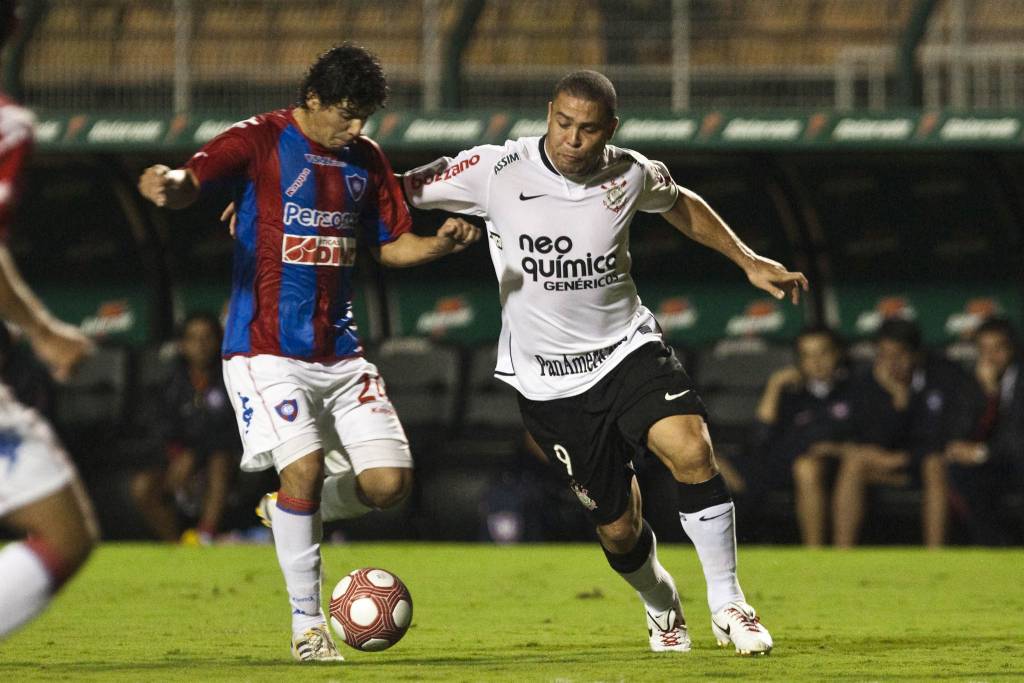 Mesmo em má forma, Ronaldo marcou nos dois duelos com o Cerro em 2010 (foto: Daniel Augusto Jr./Agência Corinthians - 1º/4/10)