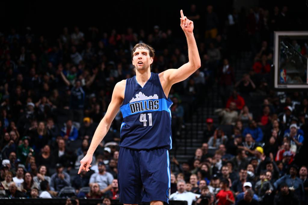 Os pontos sobre os Nets levaram Nowitzki ao posto de sexto maior cestinha da história da NBA (foto: Nathaniel S. Butler/AFP)