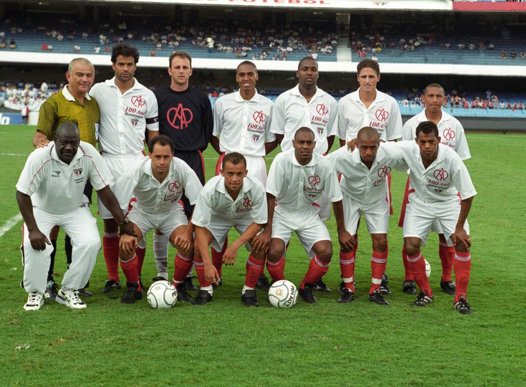 Olten no canto superior esquerdo em jogo comemorativo do ano 2000 (Foto: Acervo/Gazeta Press)