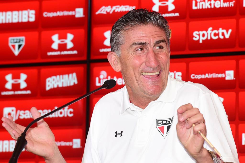 Dono da melhor defesa da Argentina em 2015, Bauza terá que solucionar a zaga tricolor (foto: Djalma Vassão/Gazeta Press)