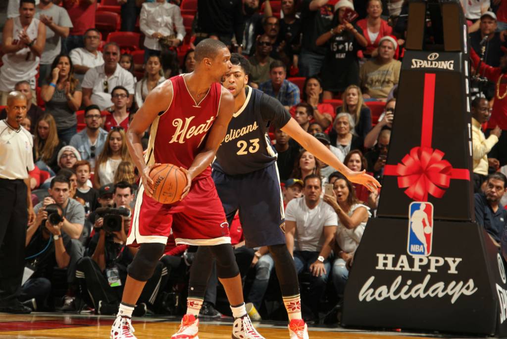 Chris Bosh, do Heat, e Anthony Davis, do Pelicans, foram os melhores jogadores de suas equipes (Foto: Issac Baldizon/AFP)