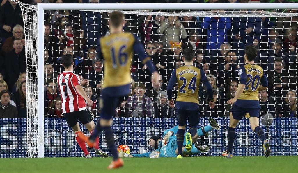 Shane Long marcou duas vezes e frustrou os planos do Arsenal (foto: AFP)