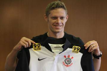 Marlone assinou contrato e passou a ser uma opção para Tite (foto: Agência Corinthians)