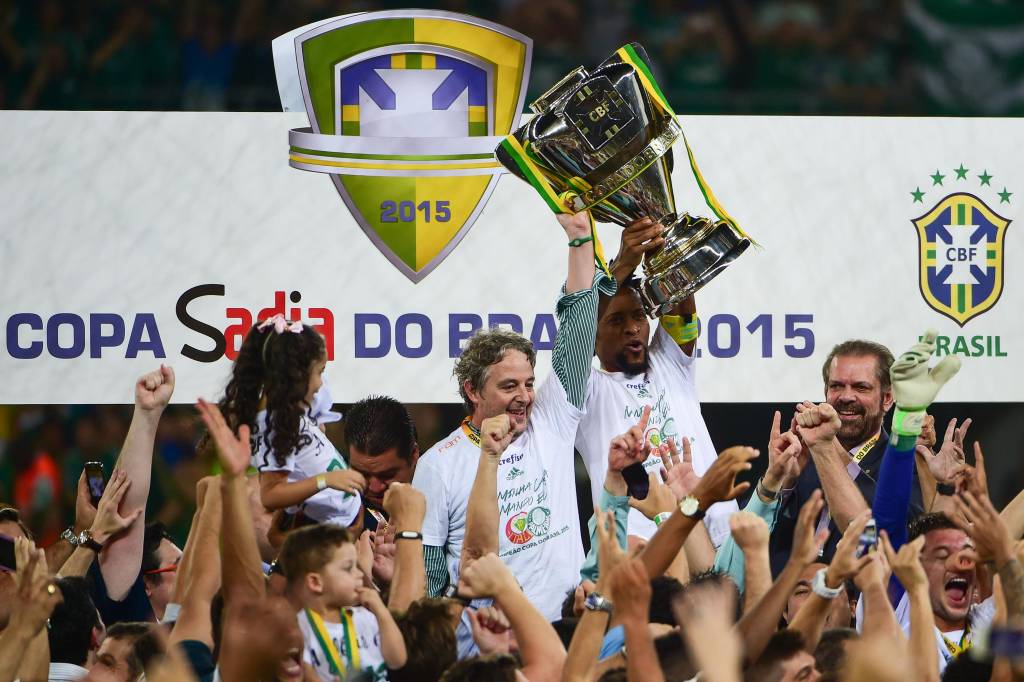 Zé Roberto ergue a taça de campeão da Copa do Brasil (Foto: Djalma Vassão/Gazeta Press)