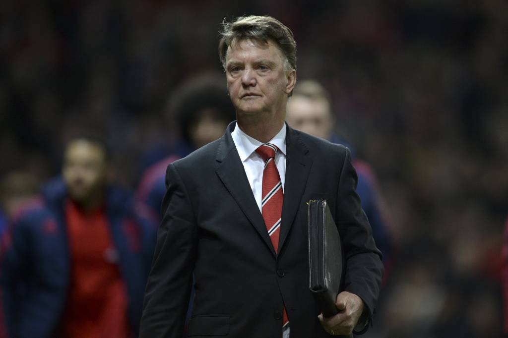 Van Gaal já havia declarado que poderia se demitir, mas garantiu nesta segunda que não deixará o United (foto: Oli Scarff/AFP)