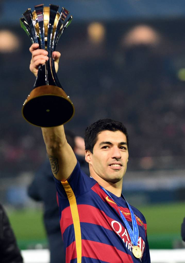 Suárez comemora o tricampeonato mundial do Barcelona (Foto: Toshifumi Kitamura/AFP)