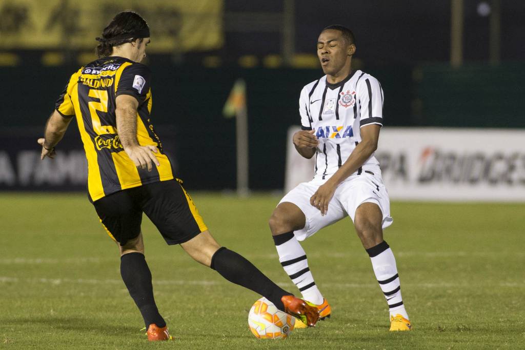 Elias não foi bem contra o Guaraní neste ano (foto: Daniel Augusto Jr./Agência Corinthians - 6/5/15)
