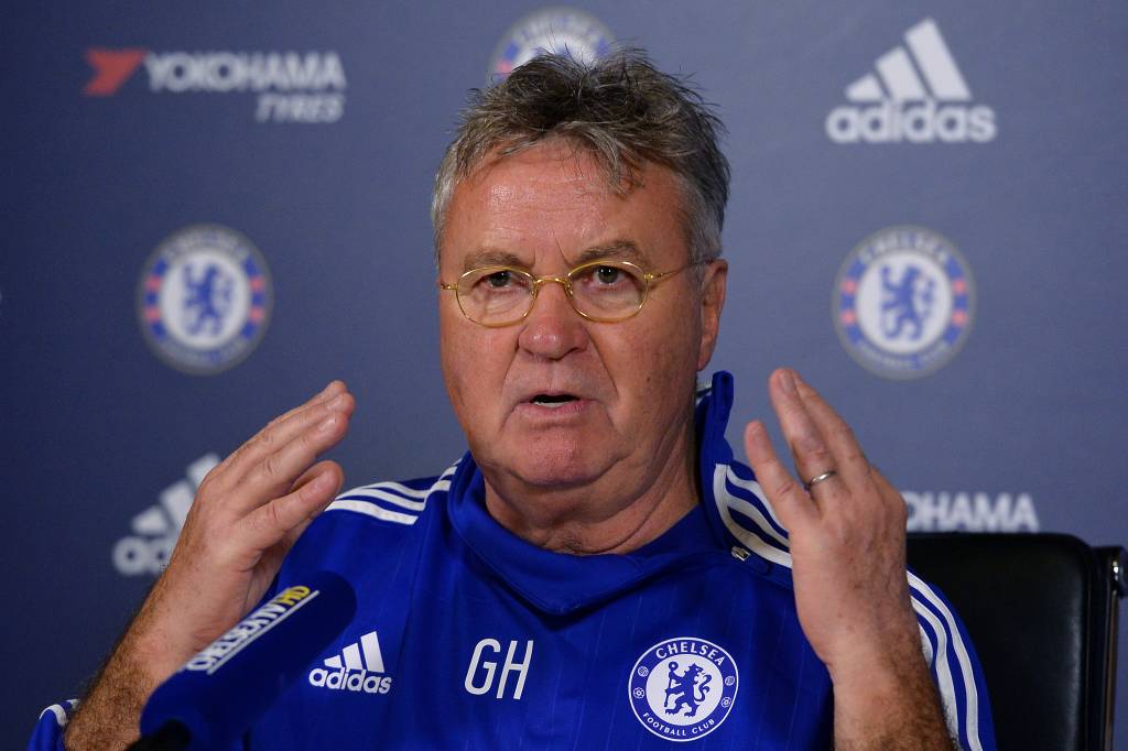 O técnico Guus Hiddink afirmou que a realidade do Chelsea hoje é se afastar de vez do rebaixamento (Foto: Glyn Kirk/AFP) 