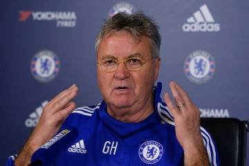 O técnico Guus Hiddink afirmou que a realidade do Chelsea hoje é se afastar de vez do rebaixamento (Foto: Glyn Kirk/AFP) 