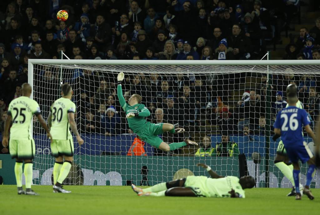 Em jogo amarrado, o protagonismo ficou para os goleiros Hart e Schmeichel, que foram bem quando exigidos (foto: Adrian Dennis/AFP)
