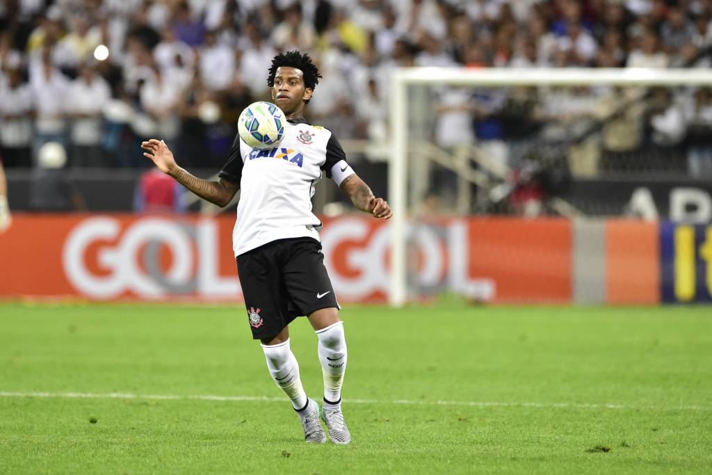 O zagueiro Gil negou ter recebido ofertas para deixar o Corinthians (Foto: Fernando Dantas/Gazeta Press)