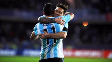 Agüero revelou que está tentando convencer Messi a ir para o Manchester City (foto: AFP)