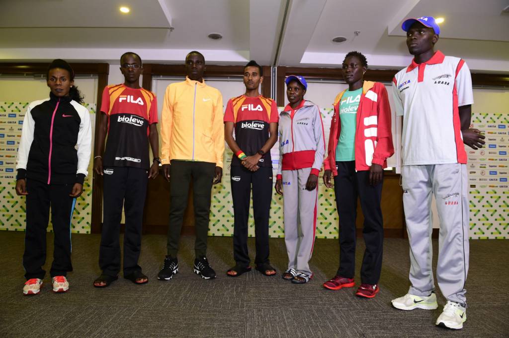 Os etíopes Yimer Wude Ayalew (primeira à esquerda) e Dawit Admasu (centro) sonham com o segundo título seguido (Foto: Fernando Dantas/Gazeta Press)