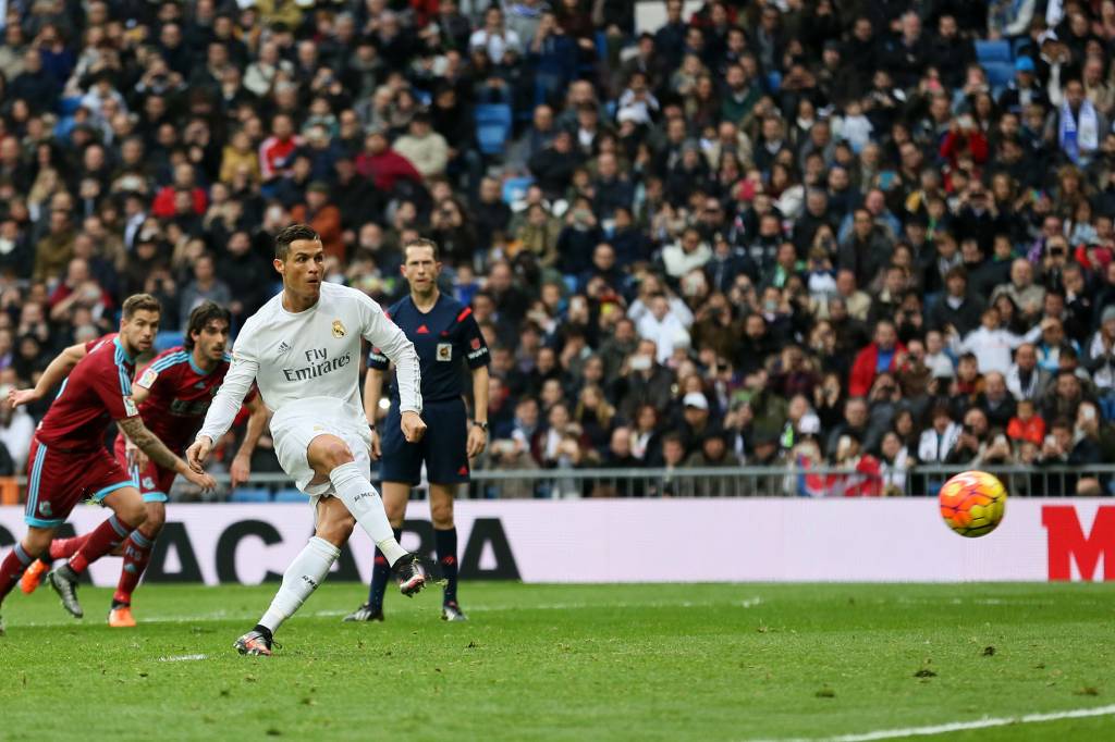 Cristiano Ronaldo desperdiçou cobrança de pênalti, mas teve outra chance e não perdoou (Foto: Cesar Manso/AFP)