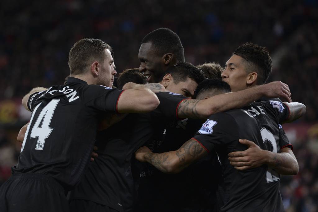 Philippe Coutinho, Firmino e colegas do Liverpool celebram gol de Benteke (Foto: Oli Scarff/AFP)