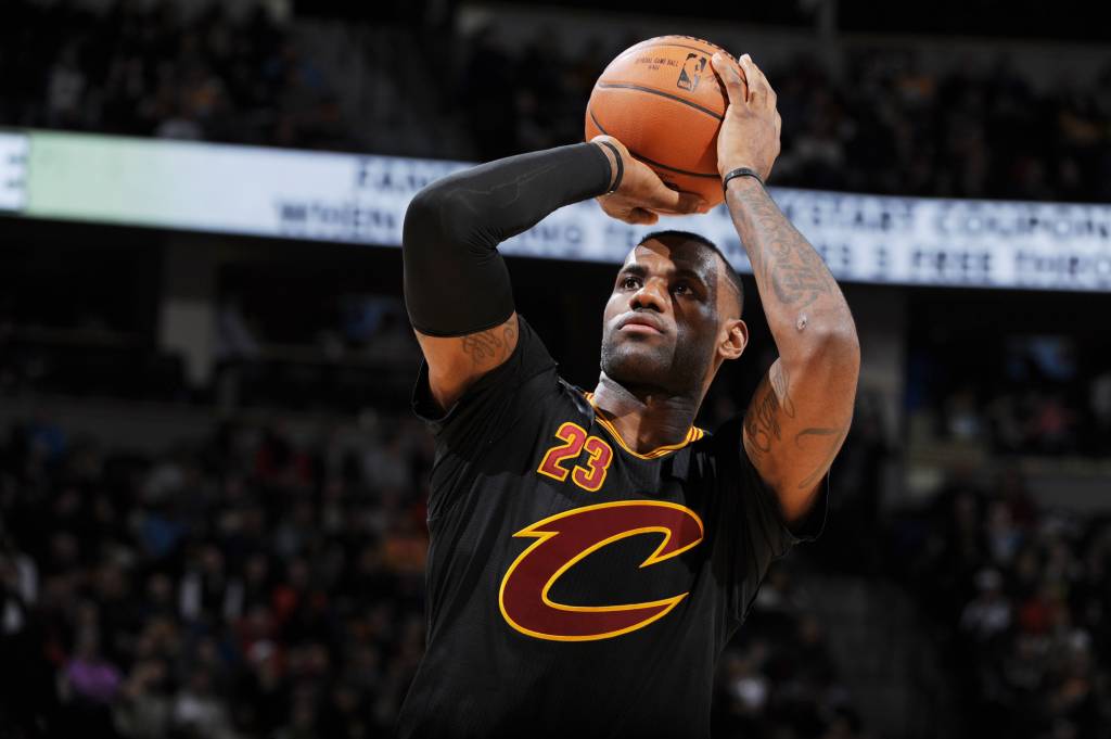 O astro LeBron James cravou 34 pontos na vitória dos Cavs diante dos Nuggets (Foto: Garrett Wellwood/AFP)