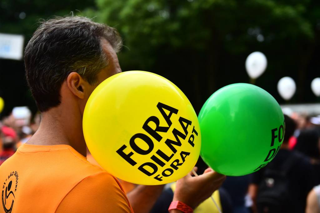 Atletas do pelotão geral protestaram contra a presidente Dilma Rousseff e o PT (Foto: Sergio Barzaghi/Gazeta Press)