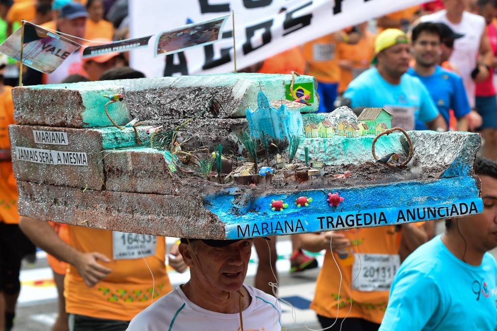 José Márcio Zanetti homenageou as vítimas da cidade de Mariana, em Minas Gerais (Foto: Djalma Vassão/Gazeta Press)