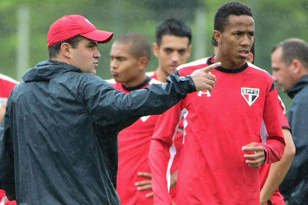 O técnico André Jardine contém empolgação do São Paulo, que acumulou título no sub-20 em 2015 (Foto: Djalma Vassão/Gazeta Press)