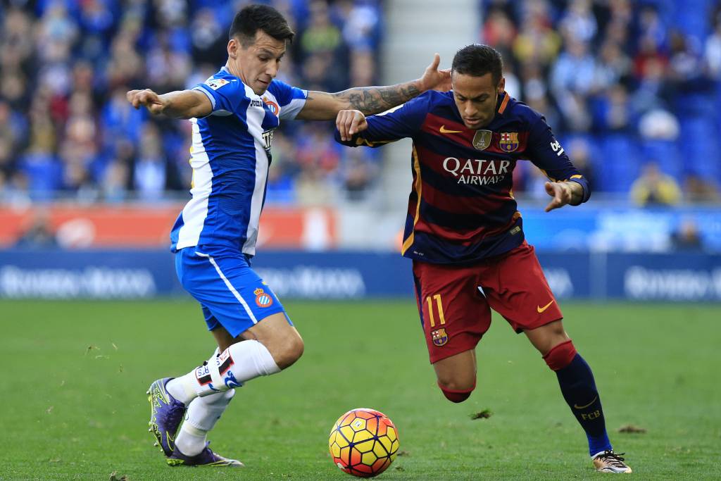 O brasileiro Neymar voltou a ser alvo de injúrias raciais no clássico contra o Espanyol (Foto: Pau Barrena/AFP)