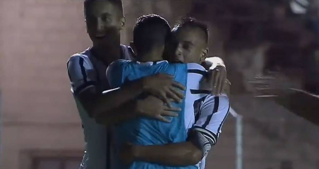 Novatos do Corinthians celebraram bastante o triunfo em Limeira (foto: reprodução de TV)