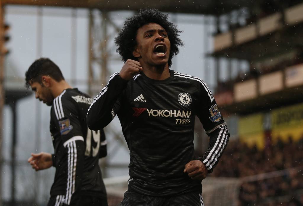 Willian teve atuação destacada no jogo e foi premiado com um belo gol (foto: Adrian Dennis/AFP)