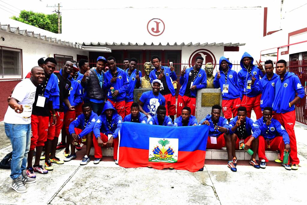 Os jogadores do Pérolas Negras se sentiram em casa com o apoio da torcida haitiana e brasileira (Foto: Sergio Barzaghi/Gazeta Press)