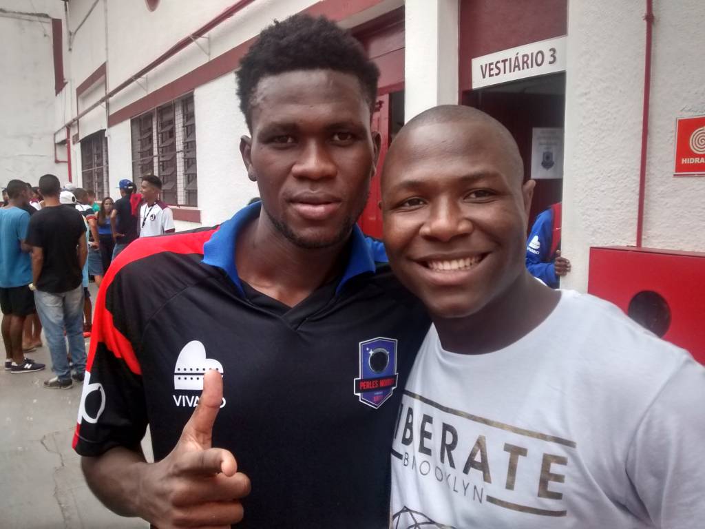 O meia haitiano Bebeto Muraille (à esq). ficou surpreso ao reencontrar o amigo de infância Marc-Ellie (Foto: Edoardo Ghirotto/Gazeta Press)