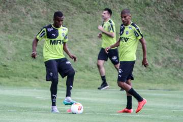 Novos reforços já treinaram com o elenco atleticano; Erazo (esq.) espera melhorar desempenho da defesa (Bruno Cantini/CAM)