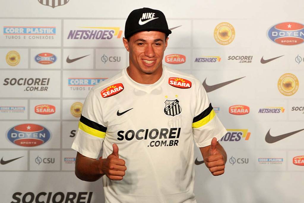 O salário de Leandro Damião no Santos é de R$ 650 mil por mês. Muito distante do teto de R$ 200 mil que Modesto Roma Jr tenta estabelecer (Foto: Ivan Storti)
