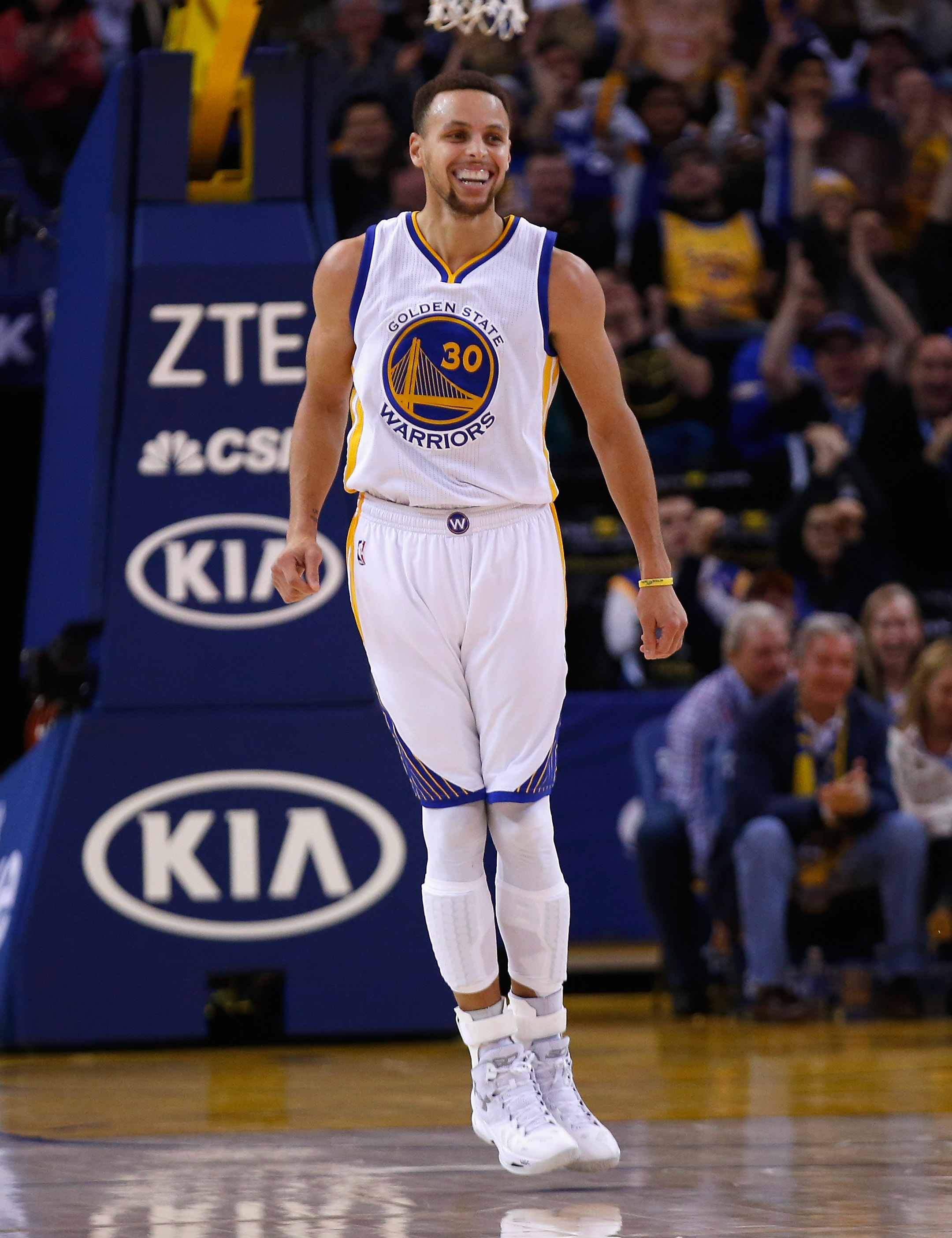 Stephen Curry voltou a brilhar em Oakland na vitória dos Warriors (Foto: Ezra Shaw/AFP)