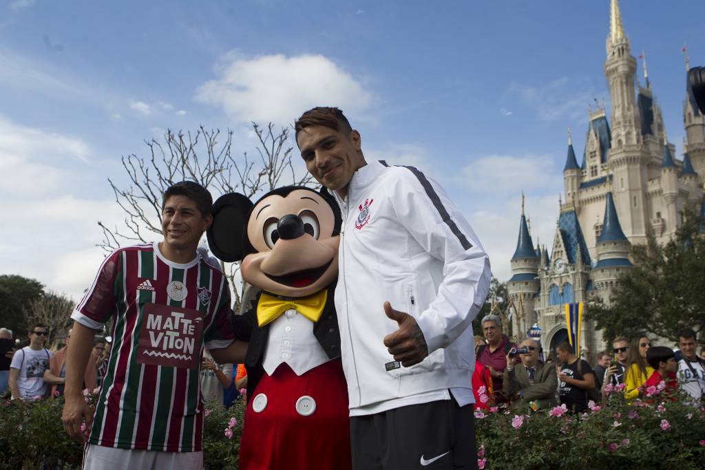 Em 2015, Guerrero desfilou na Disney ao lado de Conca e do Mickey (foto: Daniel Augusto Jr./Ag. Corinthians)