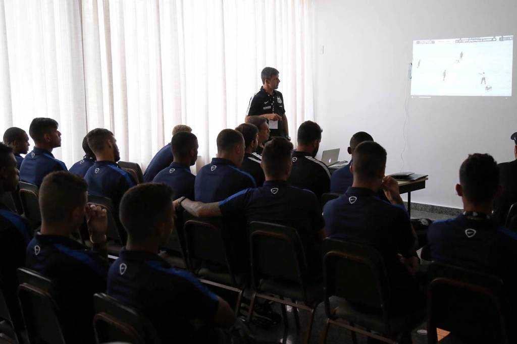 Sem tempo para treinar, Marcos Soares usa vídeos para tentar corrigir os erros do time santista (Pedro Azevedo)