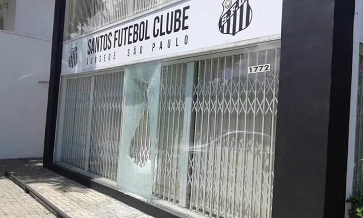 Os vidros da fachada da sub-sede santista foram danificados após uma briga (Foto: Divulgação)
