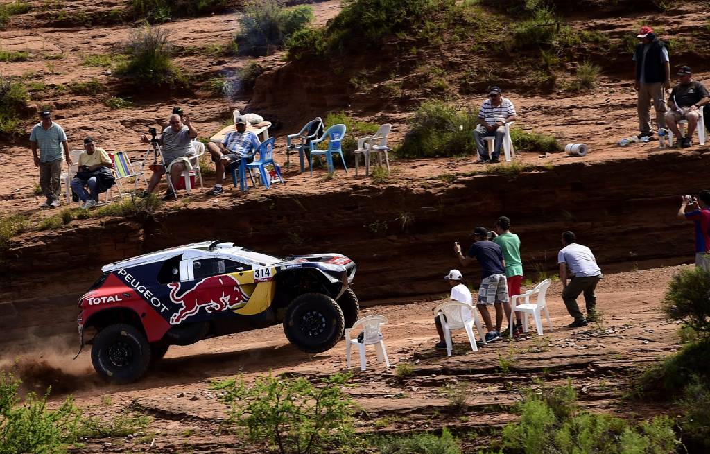 Loeb venceu as duas etapas já realizadas em seu ano de estreia no Dakar (Foto: Franck Fife/AFP)
