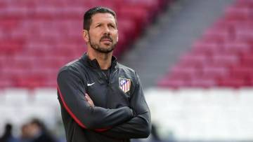 O técnico Diego Simeone não poderá contar com novos atletas durante um ano, se a punição for mantida (Foto: AFP)