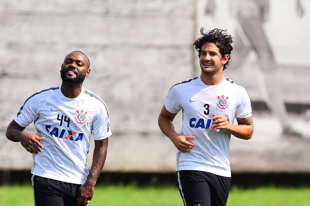 Ser mais Vagner Love é a sugestão ao tranquilo Alexandre Pato (foto: Sergio Barzaghi/Gazeta Press)