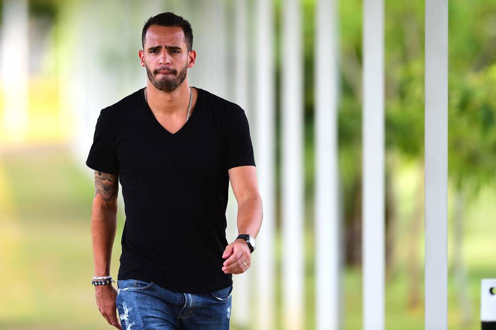 Renato Augusto apareceu no CT do Parque Ecológico para se despedir (foto: Sergio Barzaghi/Gazeta Press)