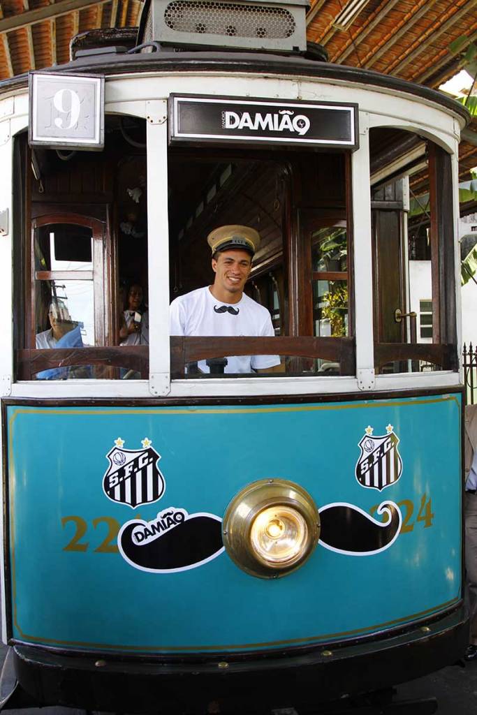 Após chegar de bonde, Damião agora briga para se desvincular do Santos (Foto: Ricardo Saibun)