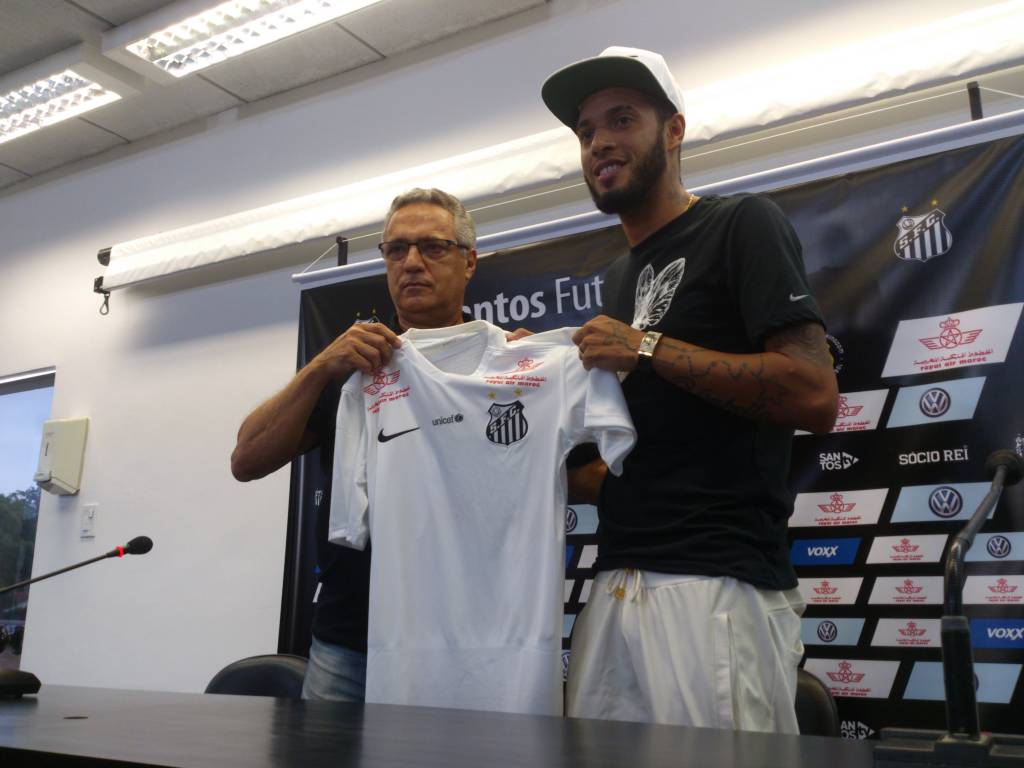 Paulinho recebeu a camisa 26 no Santos e disse que atua nas posições de Gabriel e Geuvânio (Foto: Tiago Salazar)