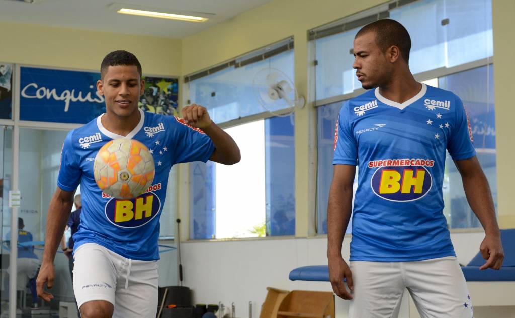 Formado no clube, Antônio Carlos (esq.), 21 anos, retorna de empréstimo ao Cruzeiro (Washington Alves/Light Press)