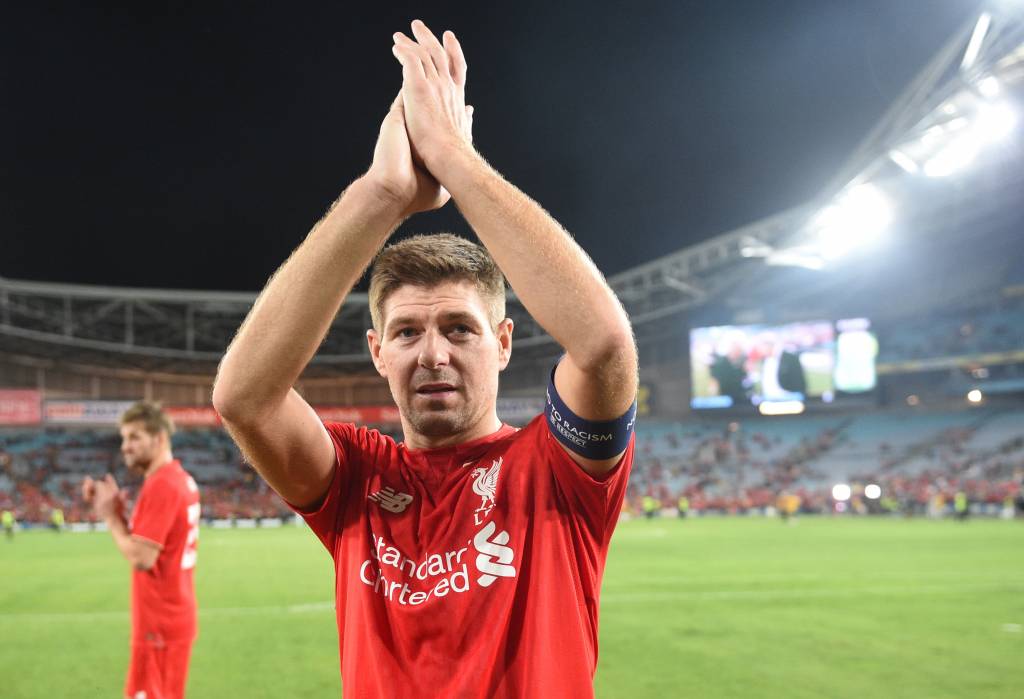 Gerrard em jogo amistoso entre Lendas do Liverpool contra Lendas da Austrália (Foto: Peter Parks/AFP)