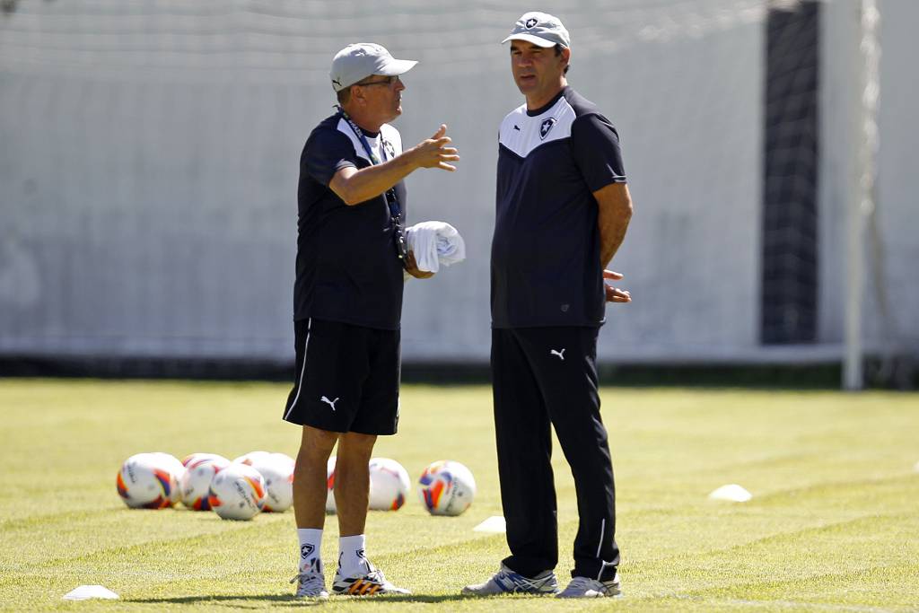 Ricardo Gomes pode ter encontrado solução para a lateral direita do Botafogo (Foto: Vitor Silva/SSPress/Botafogo)