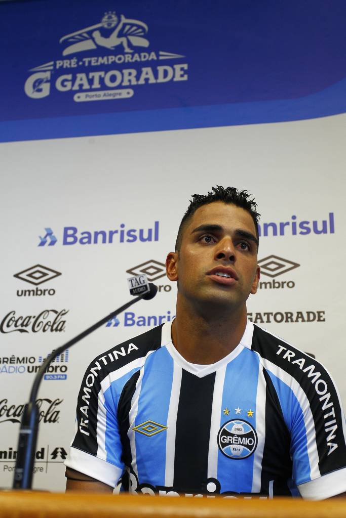 Maicon durante coletiva nesta quinta-feira (Foto: FOTO: Lucas Uebel/GrêmioFBPA)