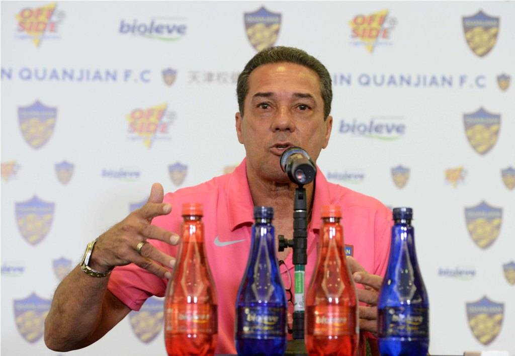 Vanderlei Luxemburgou trouxe o Tianjin Quanjian para fazer pré-temporada no interior de São Paulo (Foto: Divulgação/SMG)