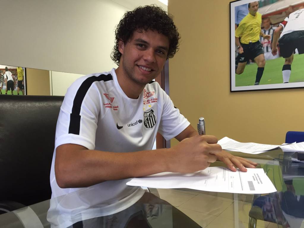 Com a venda de Galhardo, Victor Ferraz terá apenas Daniel Guedes como concorrente no Santos (Foto: Divulgação/SFC) 