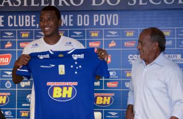 Coutinho recebeu a camisa do Cruzeiro das mão do ex-jogador Dirceu Lopes (Washington Alves/Light Press)