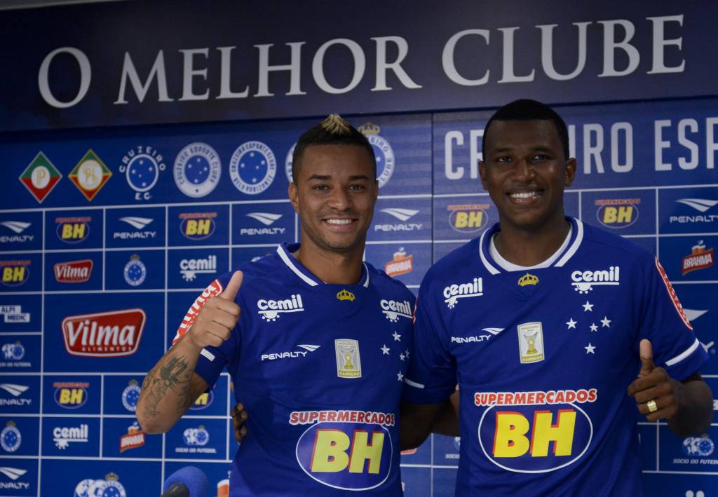 Rafael Silva fechou contrato por dois anos, enquanto que Douglas Coutinho assinou por um ano (Washington Alves/Light Press)