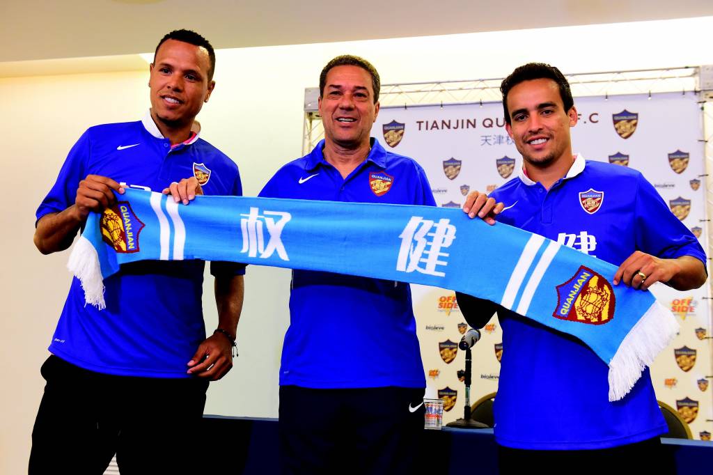 O técnico Vanderlei Luxemburgo (c) e os jogadores Luis Fabiano (e) e  Jadson (d), do Tianjin Quanjin, equipe da segunda divisão da China, durante entrevista coletiva no Hotel Bourbon, em Atibaia (SP), Brasil.